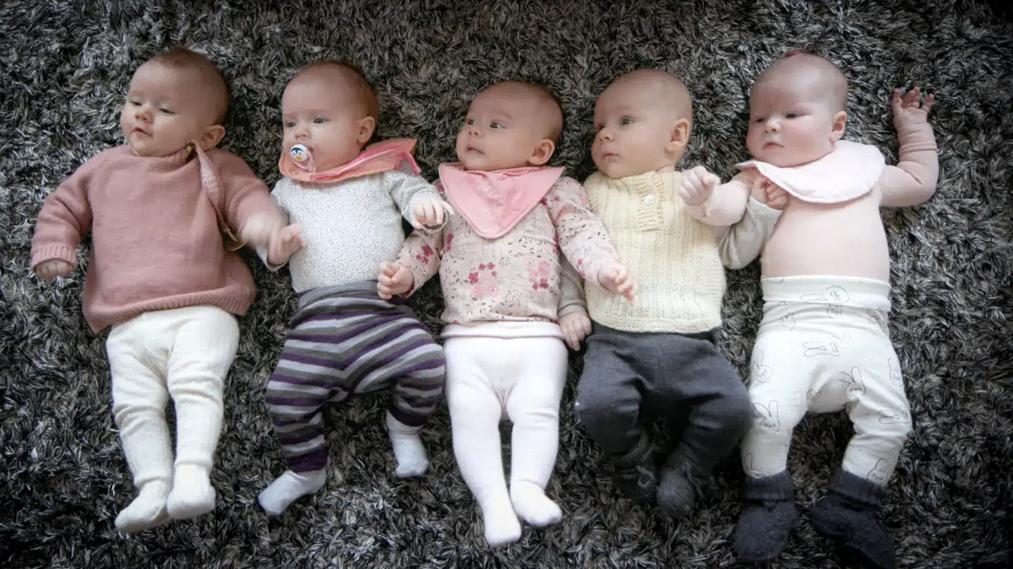 »Goodmorning girl. Oooh, pee and shit, great work, honey!« I en ny dokumentarserie på DR taler den ene af de forældre, der følges, engelsk med sit spædbarn.