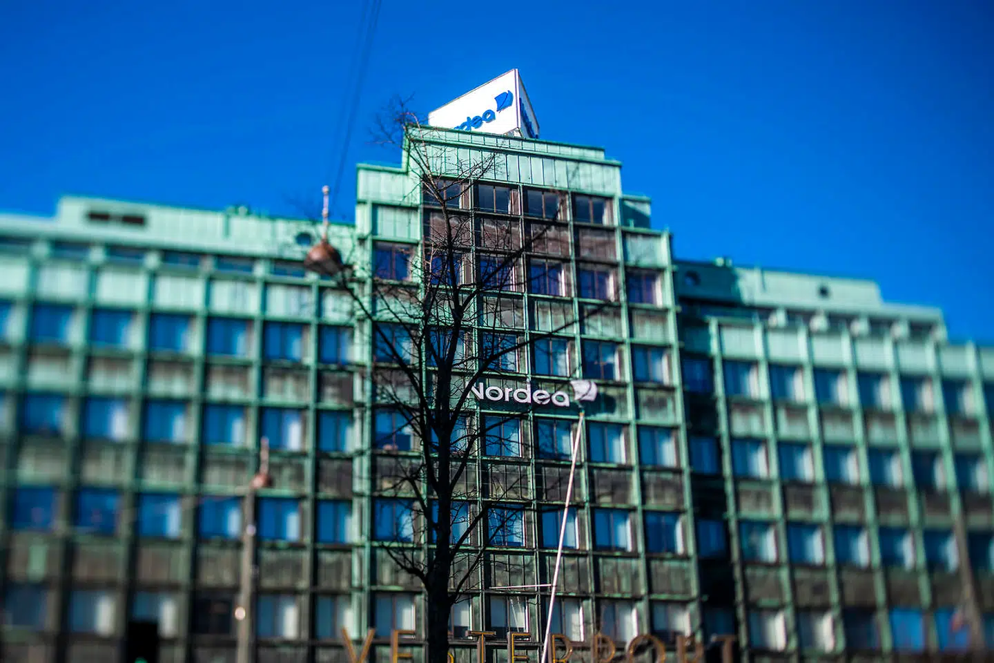 Nordeas filial på Vesterbrogade 8 i København har været omdrejningspunkt for mistænkelige transaktioner gennem mere end et årti. Pengestrømmene trækker desuden tråde til Danske Banks hvidvaskskandale.