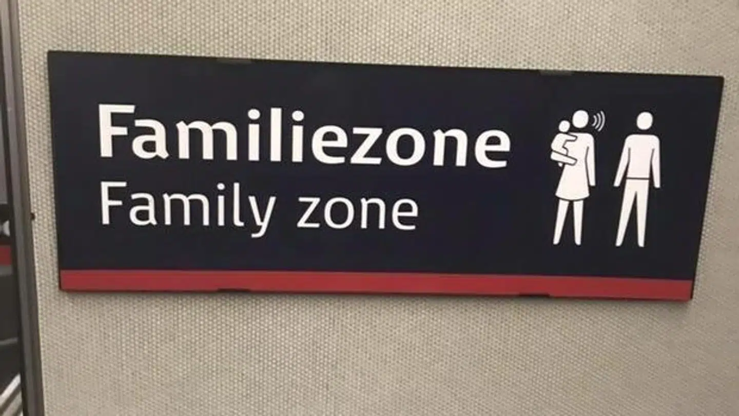 Dette piktogram skabte debat, fordi nogle mente, at det var udtryk for nogle kønsstereotyper, som ikke klædte DSB.