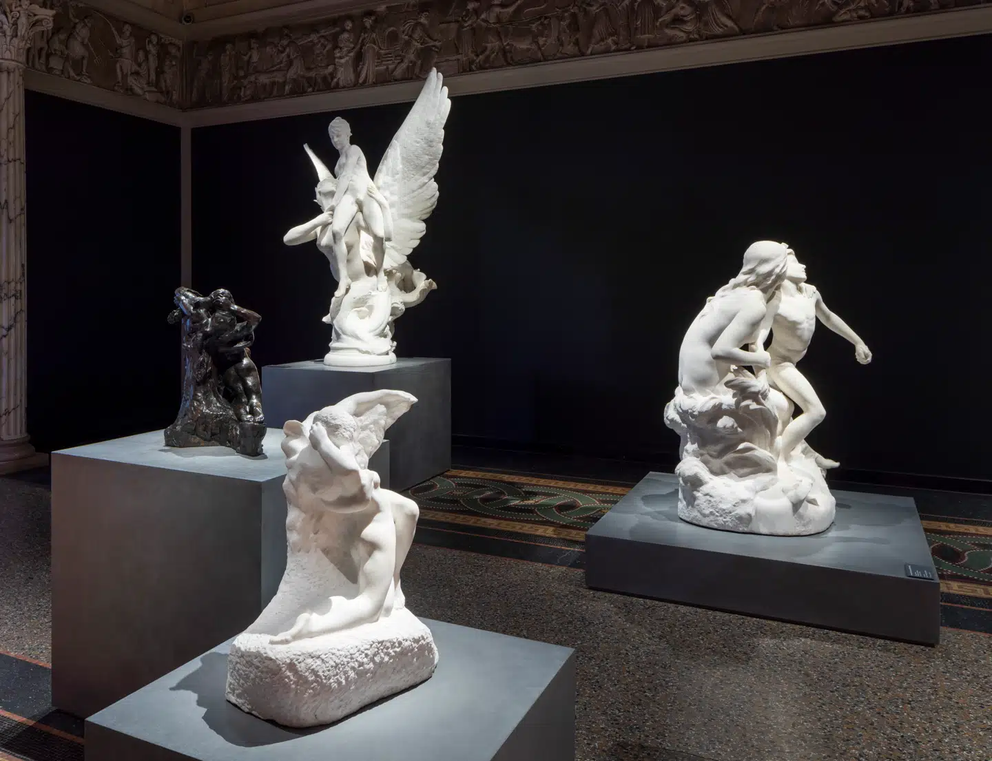 Glyptotekets udstilling af fransk 1800-tals skulptur er en fortælling om, hvordan vi bruger og betragter kroppen. Både dengang og nu. Den store skulptur i baggrunden fortæller historien om, hvordan en sirene, i græsk mytologi en kvinde med fuglekrop der lever på havet, bortfører en ung mand, hun er forelsket i. Uagtet det bliver en kort fornøjelse, for når han bliver trukket ned i vandet, mister han livet.