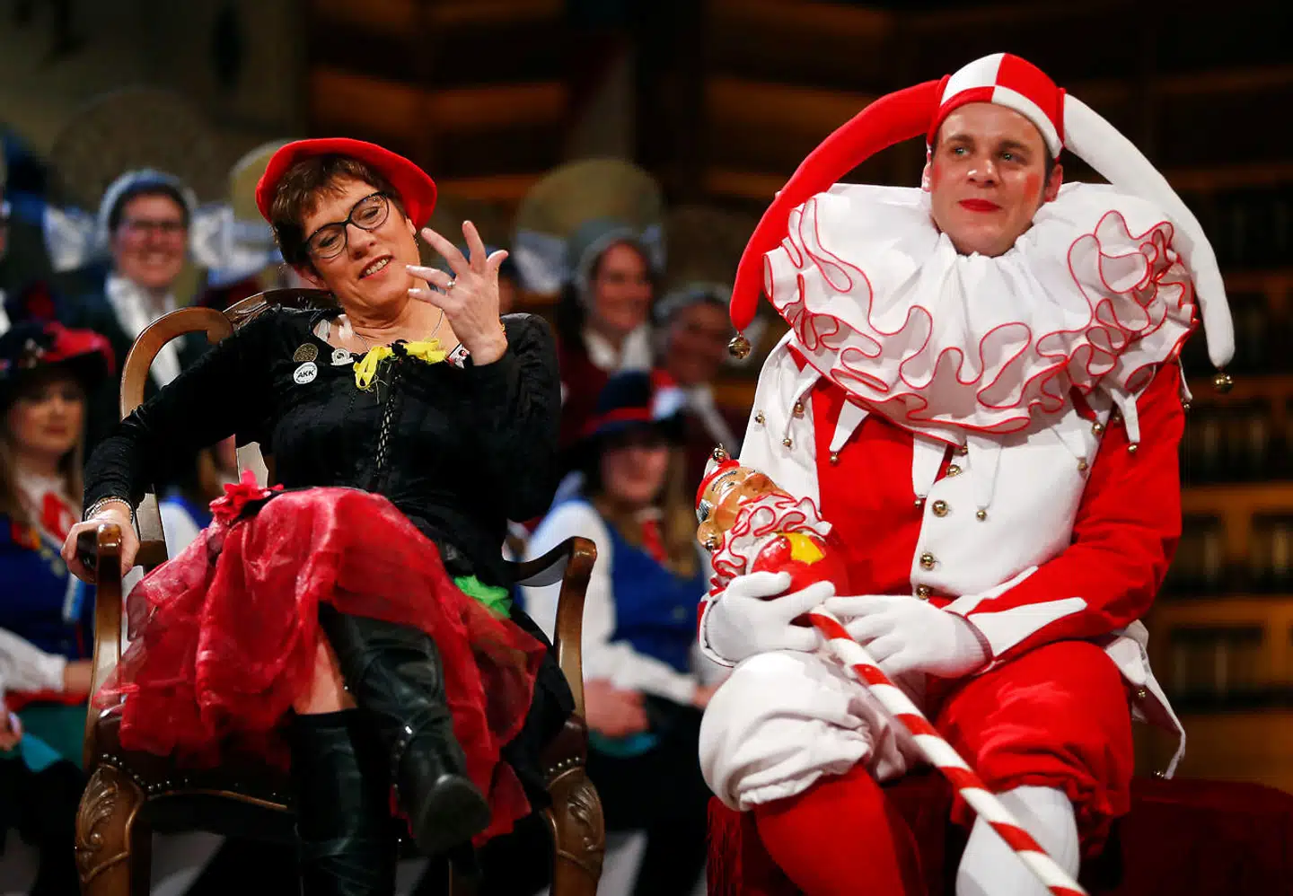 De fleste tyskere regner med, at Annegret Kramp-Karrenbauer (t.v.) vil afløse Angela Merkel som kansler. Efter en tale ved det tyske karneval er Annegret Kramp-Karrenbauer havnet i et stormvejr. Hun blev formand for CDU i december 2018.