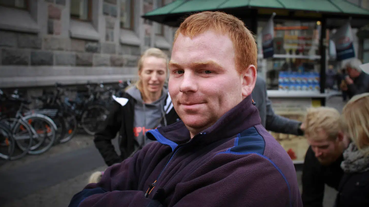 Peter Nielsen fra dokumentaren »Jeg er stammer« er så invalideret af sin stammen, at han stadig bor hos sine forældre. Han er i programmets start ude af stand til f.eks. at gennemføre et opkald til lægen.