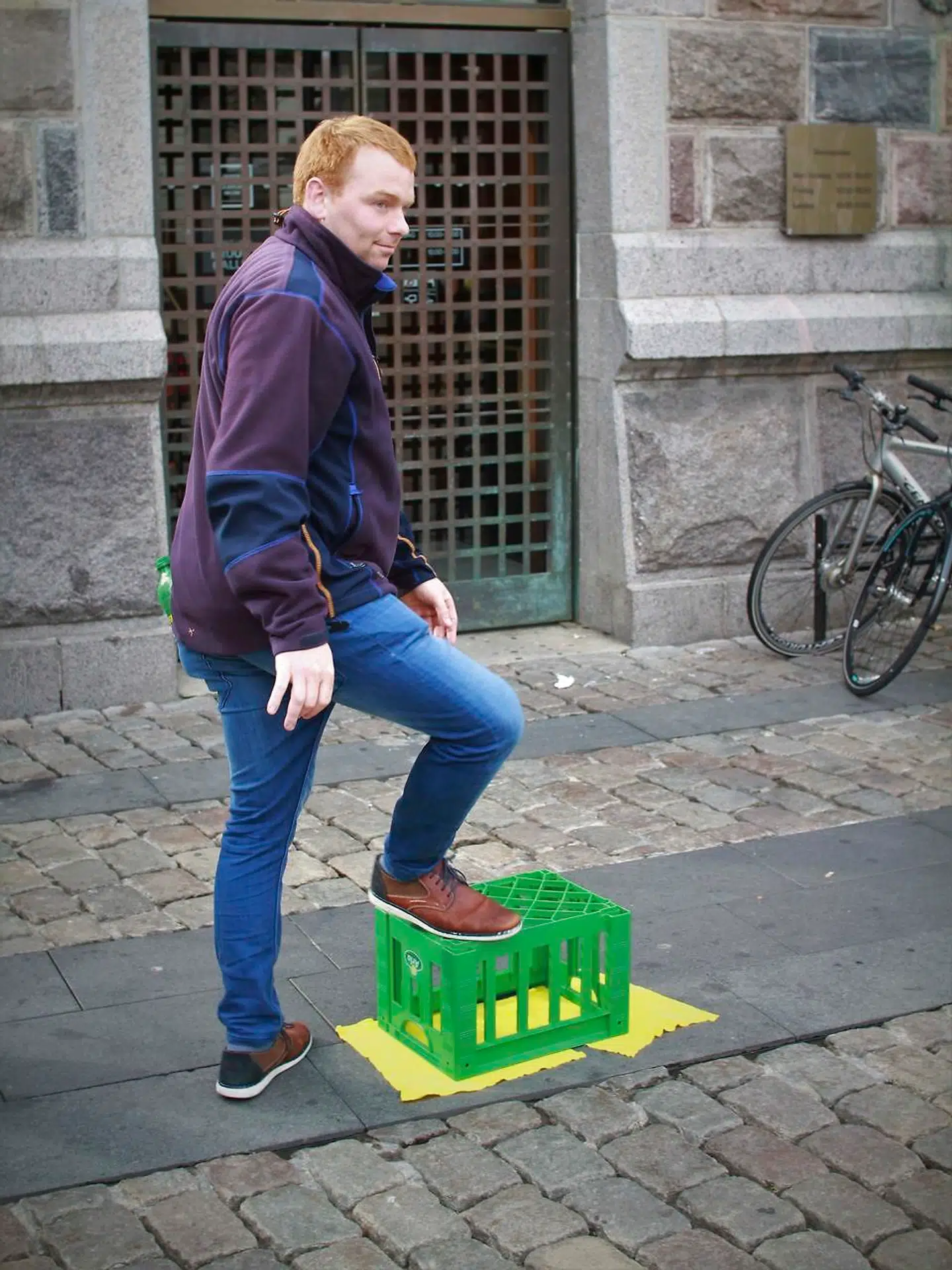 Peter Nielsen på vej op på en ølkasse for at tale på gågaden i Aarhus - en af øvelserne på det kursus, der ændrer hans liv.