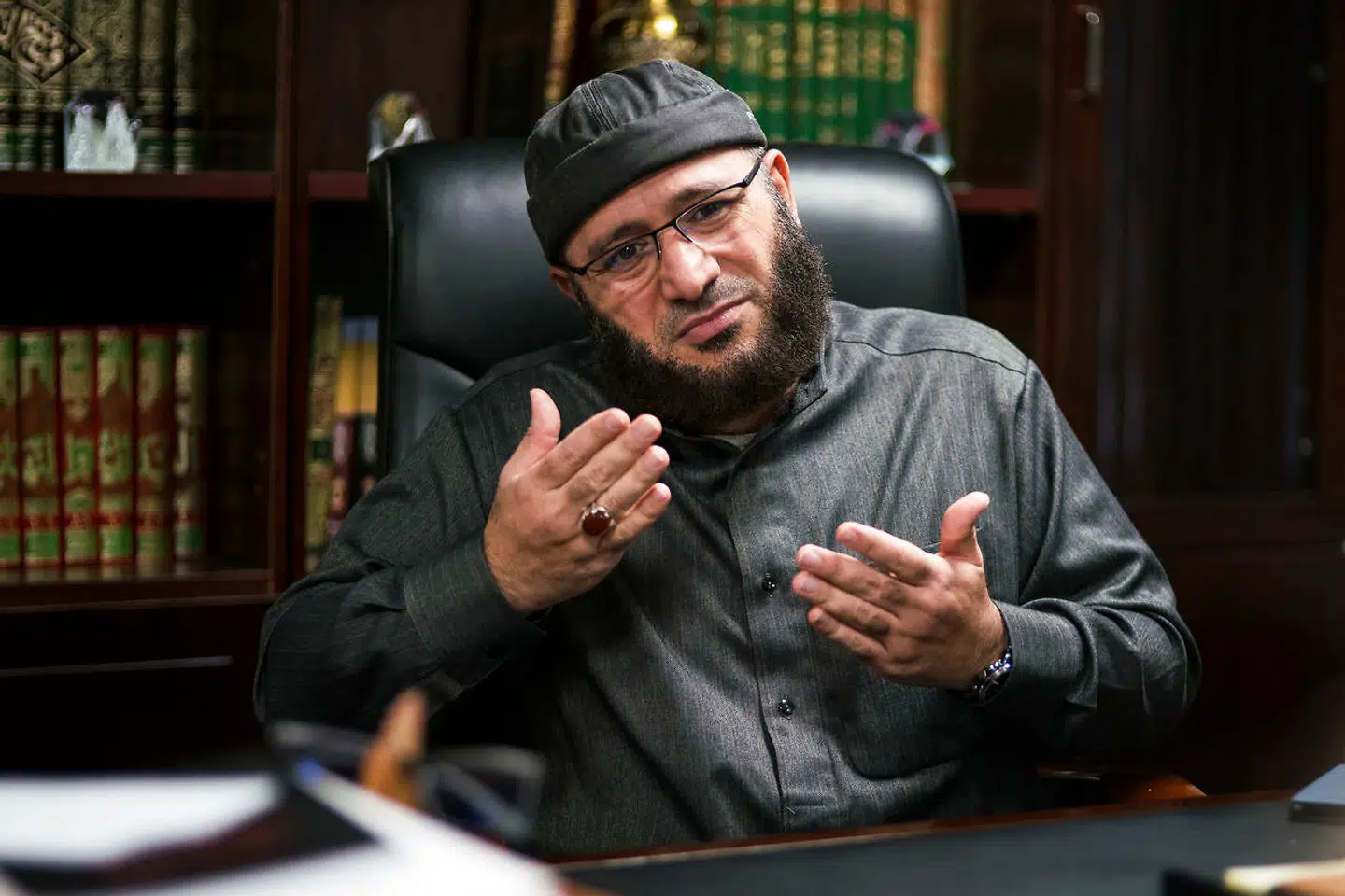 »Aarhus-modellen er meget, meget god. Den giver gulerod frem for pisk. Den bygger bro mellem de unge og samfundet. Og den hjælper vores unge på den rigtige måde. Når ting er bygget på gensidig respekt, giver det mening. Et exitprogram uden respekt for de unge vil ikke give succes. Det nytter ikke bare at sætte folk i fængsel,« lyder det fra Oussama El-Saadi fra Grimhøjmoskeen i Aarhus.