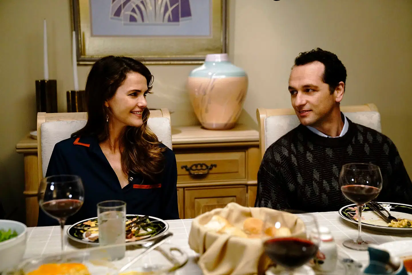 Første afsnit af sidste sæson af »The Americans« viser Keri Russell som Elizabeth og Matthew Rhys som Philip i lag med livet som amerikanere – hvilket i sidste ende smager dem lidt for godt.