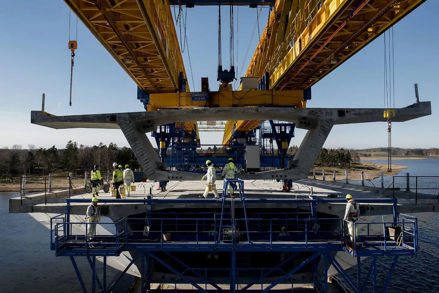 Kronprinsesse Marys Bro er en del af en otte kilometer lang motortrafikvej, der skal aflaste biltrafikken i området. Derfor skal cyklister stadig benytte Kronprins Frederiks Bro længere nordpå.