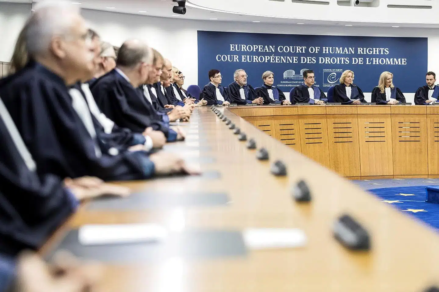 Mads Bryde Andersen mener, at truslen om udmeldelse af Den Europæiske Menneskerettighedskonvention er en slagkraftig måde at udsætte Den Europæiske Menneskerettighedsdomstol »for de »checks and balances«, som domstole almindeligvis er underlagt i civiliserede samfund.«