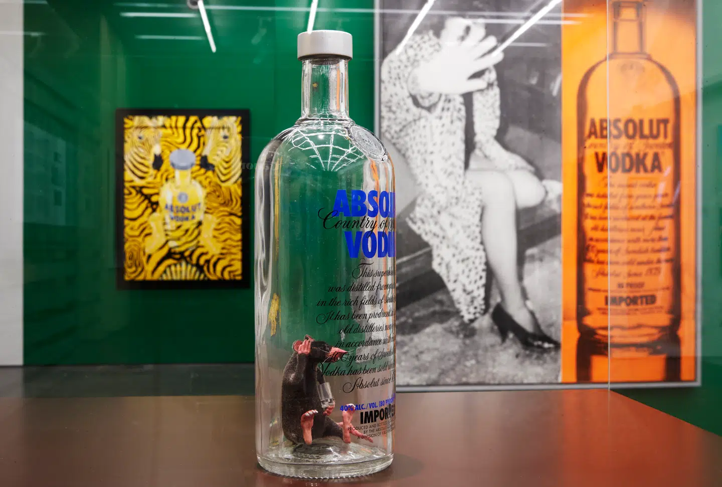 Spritmuseum erkender svenskernes bittersøde forhold til alkohol gennem permanente udstillinger og workshops.