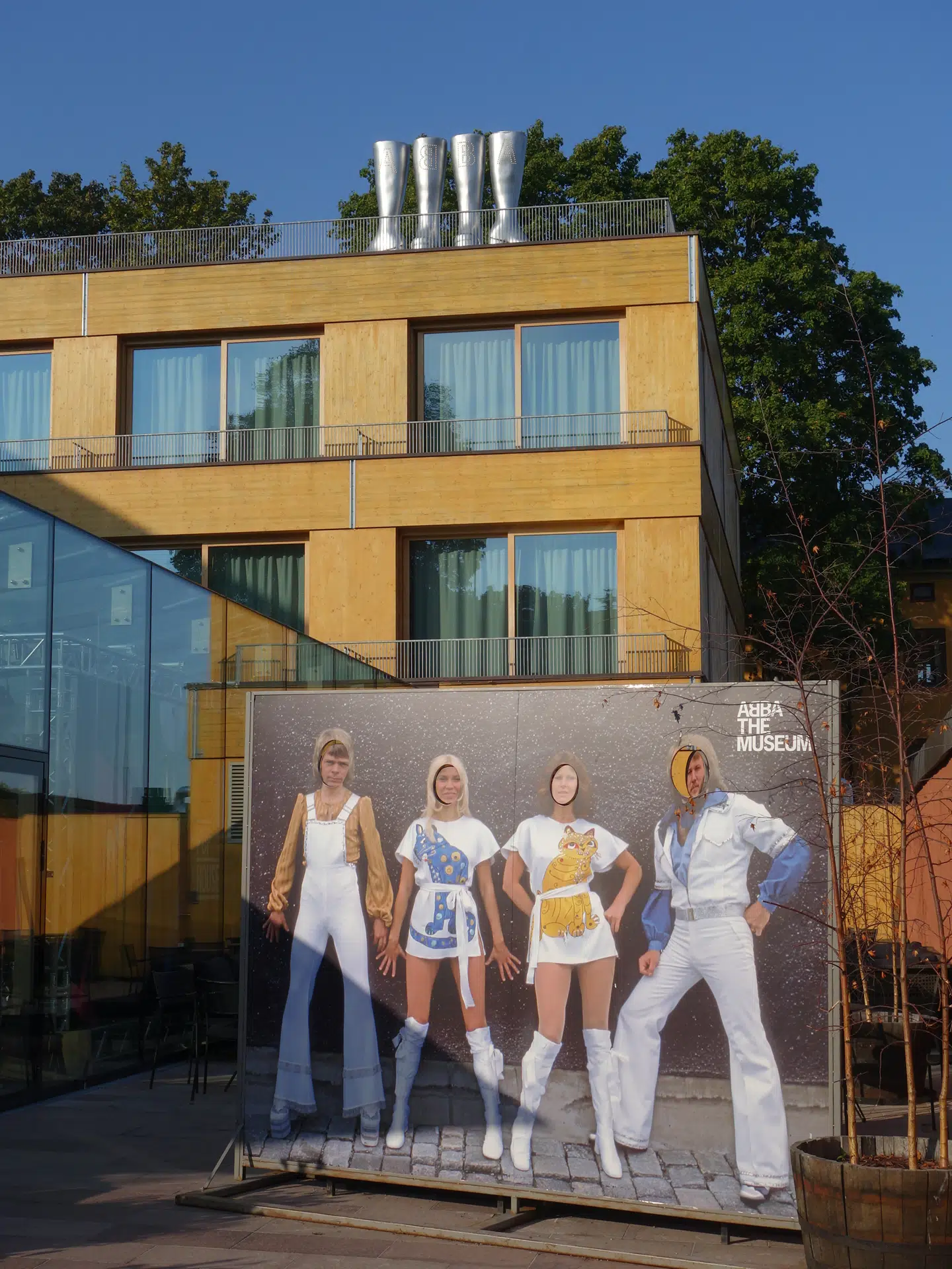 ABBA er Sveriges største musikalske musikeksport, og deres eget museum med hotel tiltrækker fans fra hele verden.