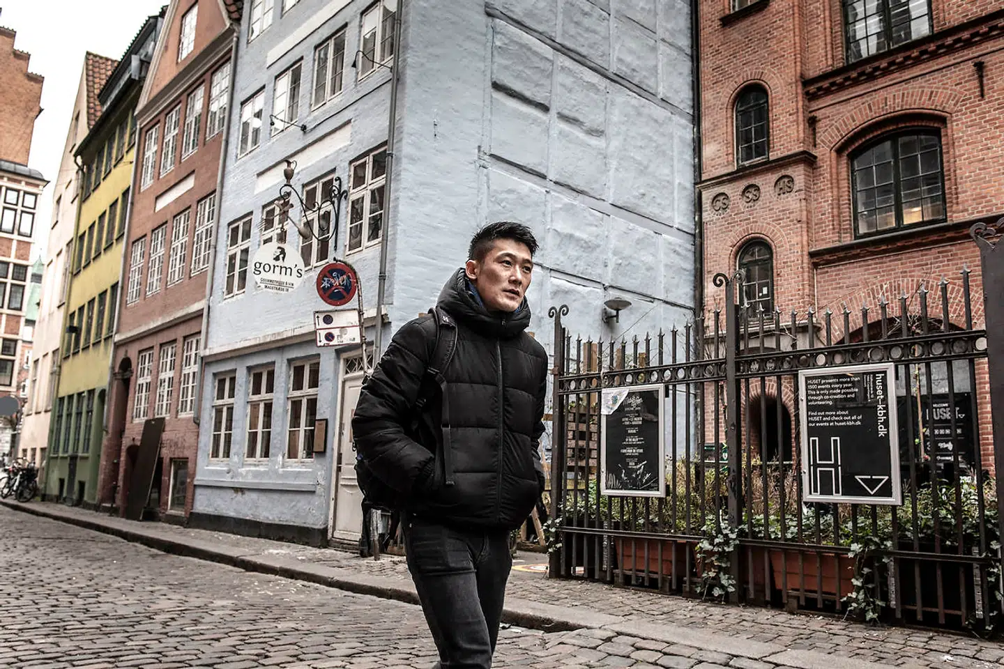 Thomas Hwan i Magstræde, hvor han som nyuddannet fik sin første lejlighed. Nu bor han på Amager med sin kæreste og datter.