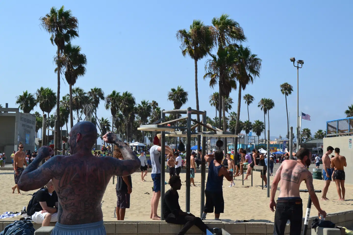 Muscle Beach er et ikonisk udendørs fitnesscenter, hvor den velplejede krop gerne vises frem til offentligt skue.