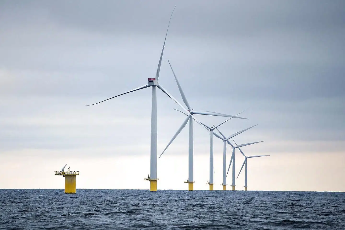 Energi-, forsynings- og klimaminister Lars Christian Lilleholt (V) er ligesom Socialdemokratiets Dan Jørgensen bekymret for klimaet. »Det er dog her, at lighederne mellem Dan Jørgensen og denne regering ophører. For regeringen har – i modsætning til Socialdemokratiet – penge med, når vi lover løsninger på klimaproblematikken.«