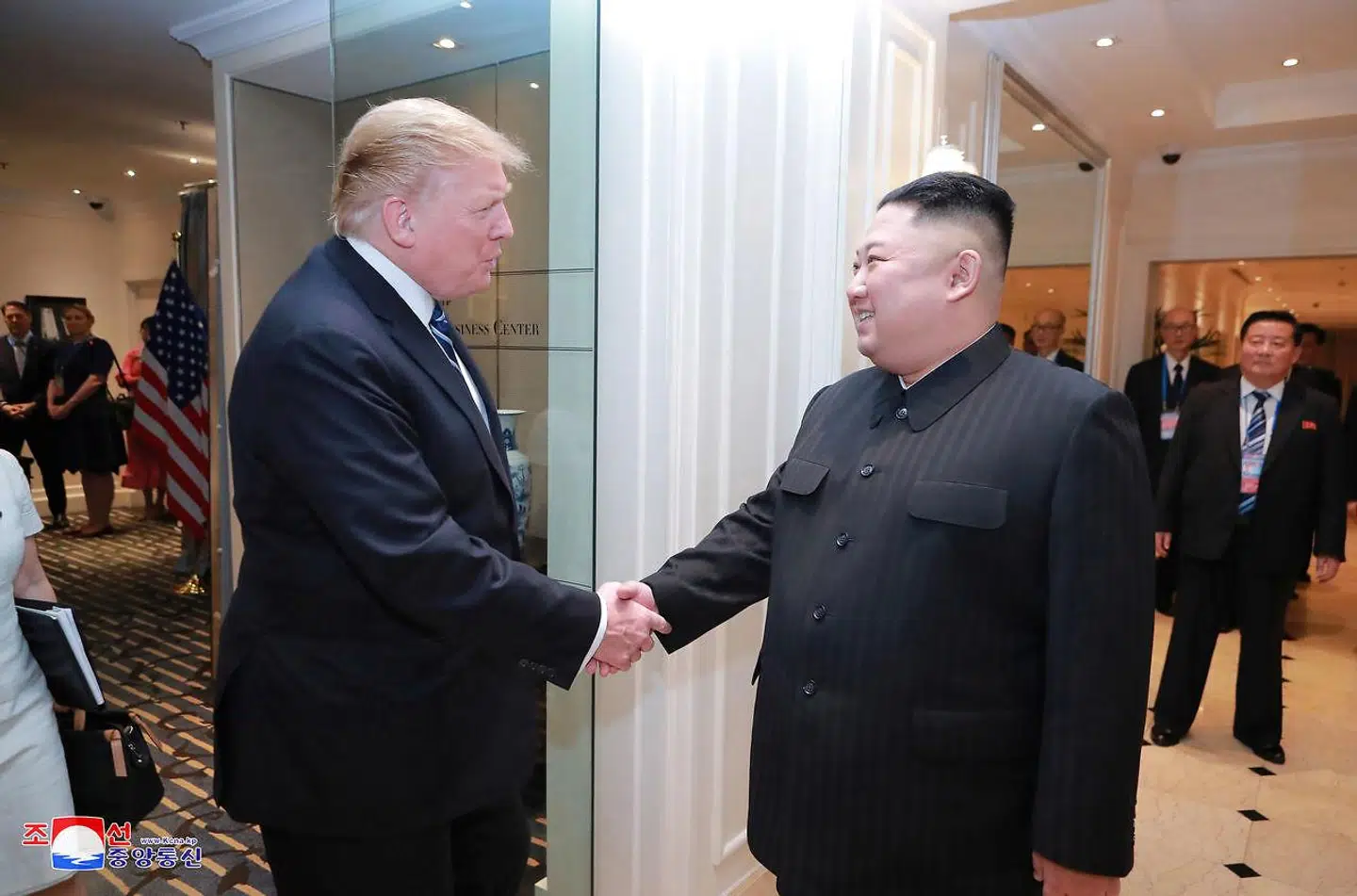 Donald Trump møder kritik fra flere sider, fordi han fortsat forsvarer Kim Jong-un i forbindelse med Otto Wambiers død efter mange måneders tilfangetagelse i Nordkorea.