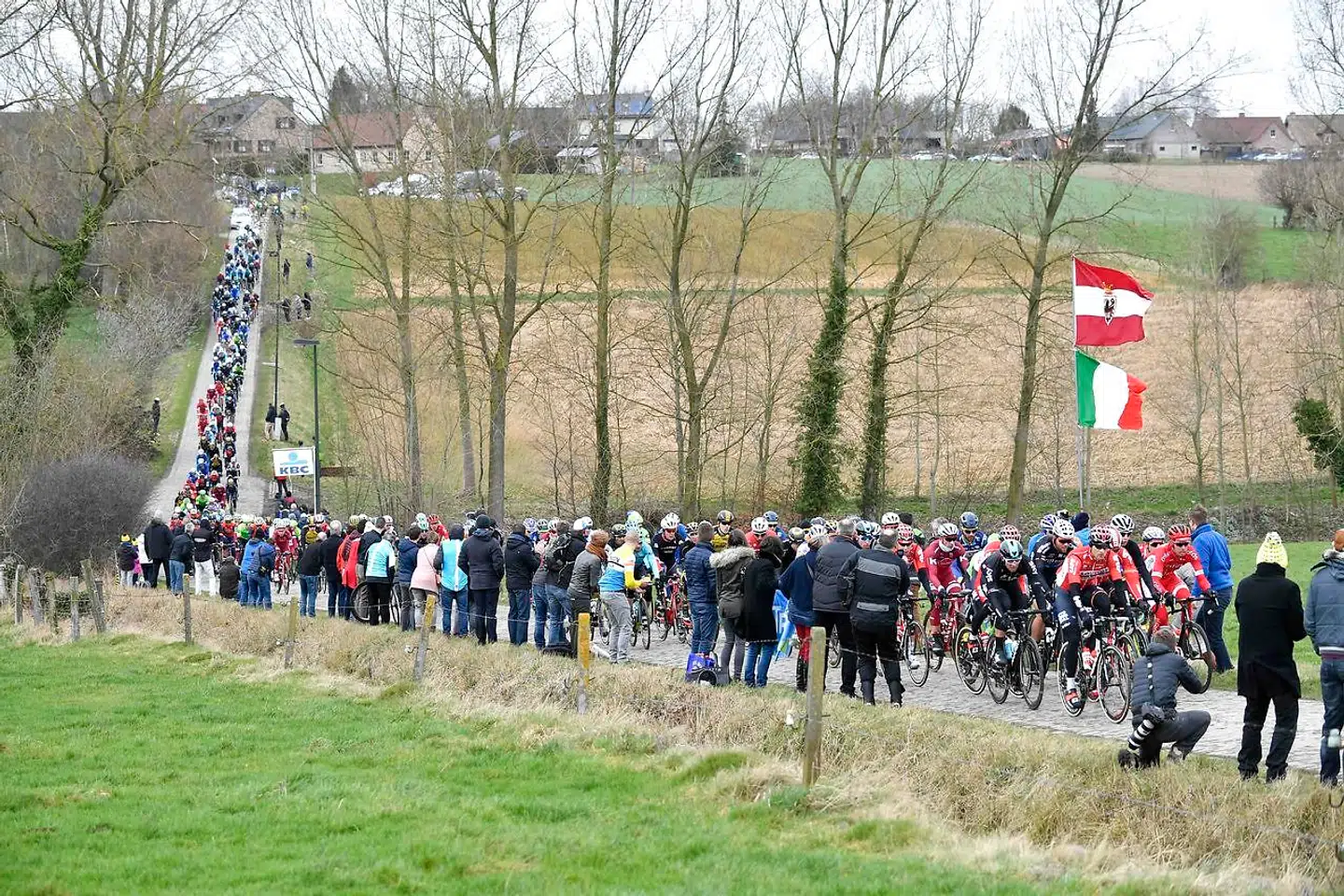 Den »rigtige« cykelsæsonåbner, semiklassikeren Het Nieuwsblad, kaldes også for light-udgaven af Flandern Rundt, fordi der køres i det samme terræn med små, krabbe stigninger, brosten og sidevindd. Arkivfoto: Eric Lalmand/AFP/Ritzau Scanpix