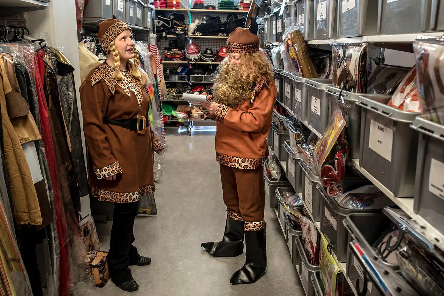 Hvorfor et italiensk firma har forsøgt at lave et vikingekostume med leopardskind på, ved ingen. Bestyrer af Fest og Farver, Mai Holmager, til venstre og journalisten til højre.