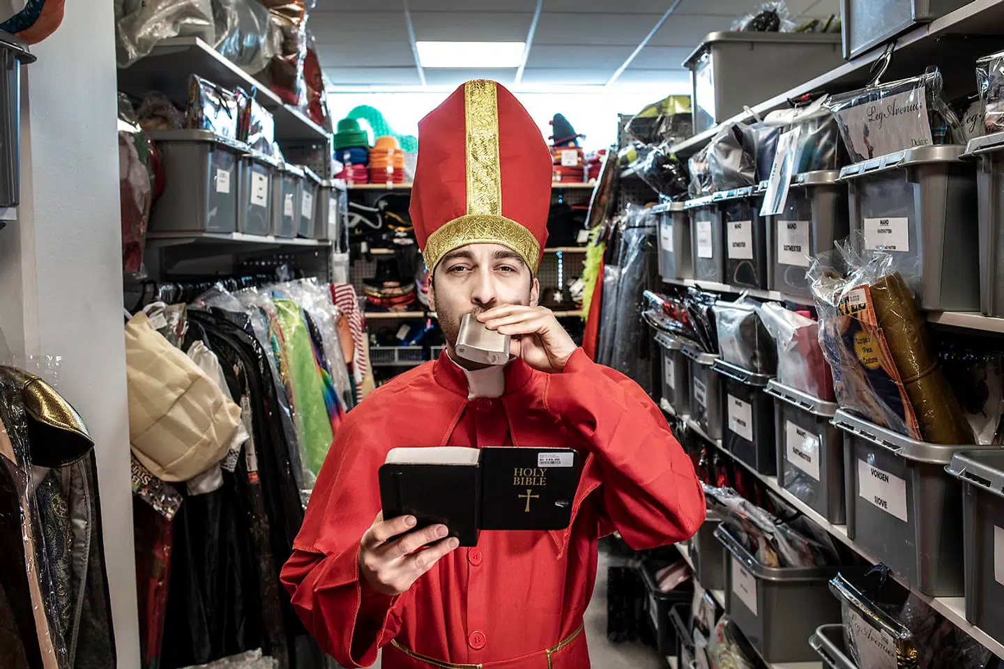 Ekspedienten Matko fra Fest og Farver i Lyngby som kardinal med lommelærke gemt i bibel. Må man det?