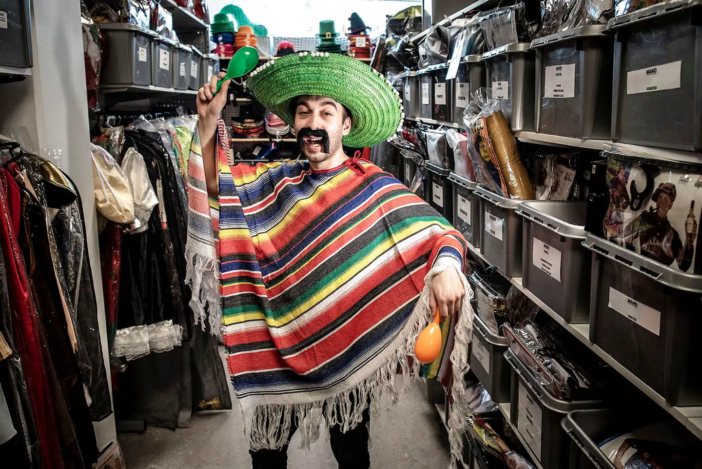 Fest og Farver i Lyngby har ikke mærket noget til diskussionerne om mexicanerfester på videregående uddannelser – de sælger stadig lige mange ponchoer og sombreroer.