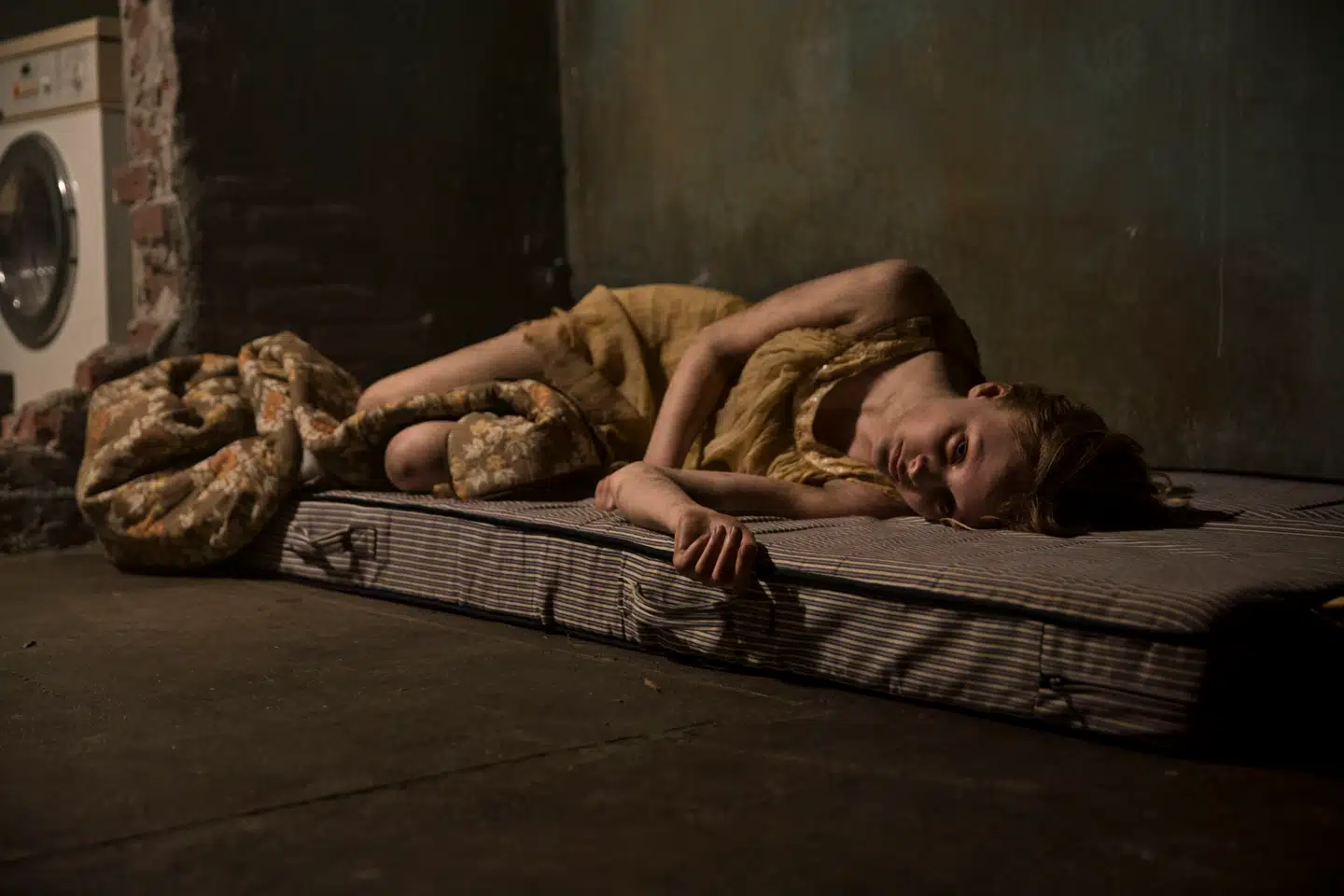 Den mest uhyggelige mand er ikke ham som dræber dig, men ham som beholder dig! Der mange grumme og hjerteskærende scener i »Den som dræber - fanget af mørket«.