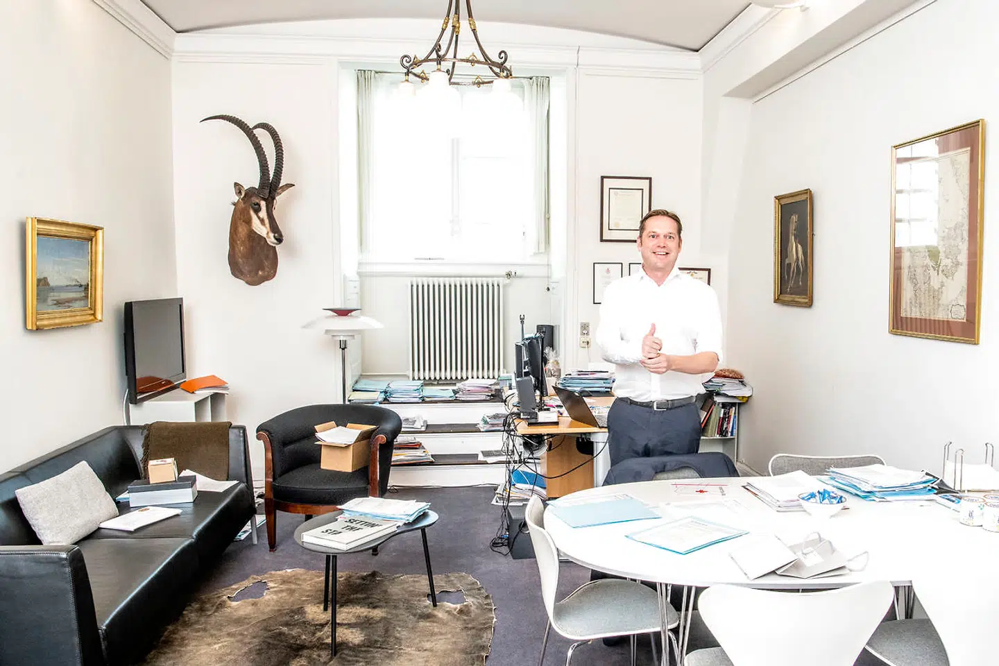 »Knuth aner ikke, hvordan man får et mødelokale og sveder igennem, når han skal på talerstolen. Men han har også en mastergrad i administration fra Harvard, er kaptajn af reserven, har arbejdet i Afghanistan som soldat og diplomat, i New York og London inden for finansindustrien, og så er han søn af en lensgreve og forfatteren Helle Stangerup, med Hjalmar Söderberg som oldefar. Fuld plade, kort sagt, på både det elitære og det litterære, hvad der slet ikke gør historien om den nye dreng i klassen dårligere,« skriver Berlingskes anmelder.