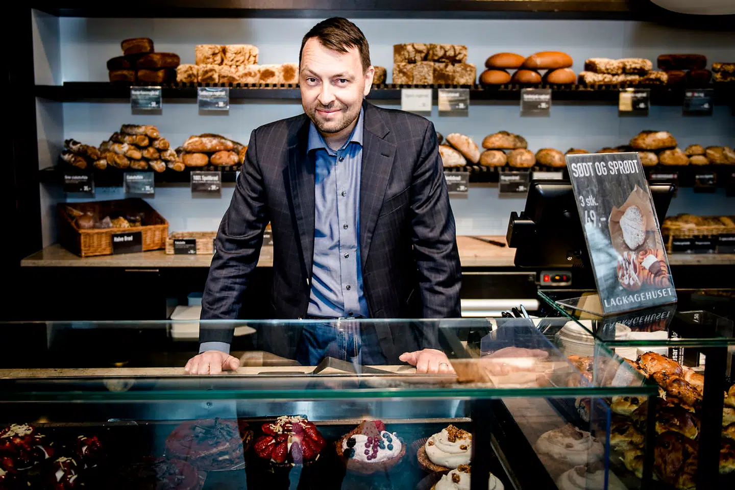 Jesper Friis er direktør for Lagkagehuset-koncernen. Han stopper som bestyrelsesformand og er indsat som direktør for den danske del af forretningen også.