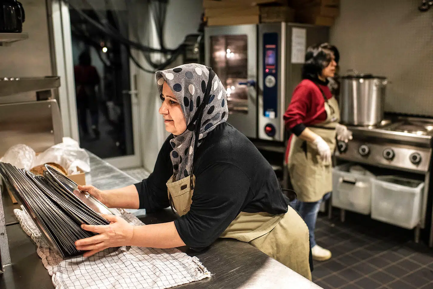 I køkkenet taler kvinderne tit om politik og udlændingelovgivning. Der kommer ofte ny lovgivning, og de kan være svært at forstå, hvad den betyder fortæller kvinderne.