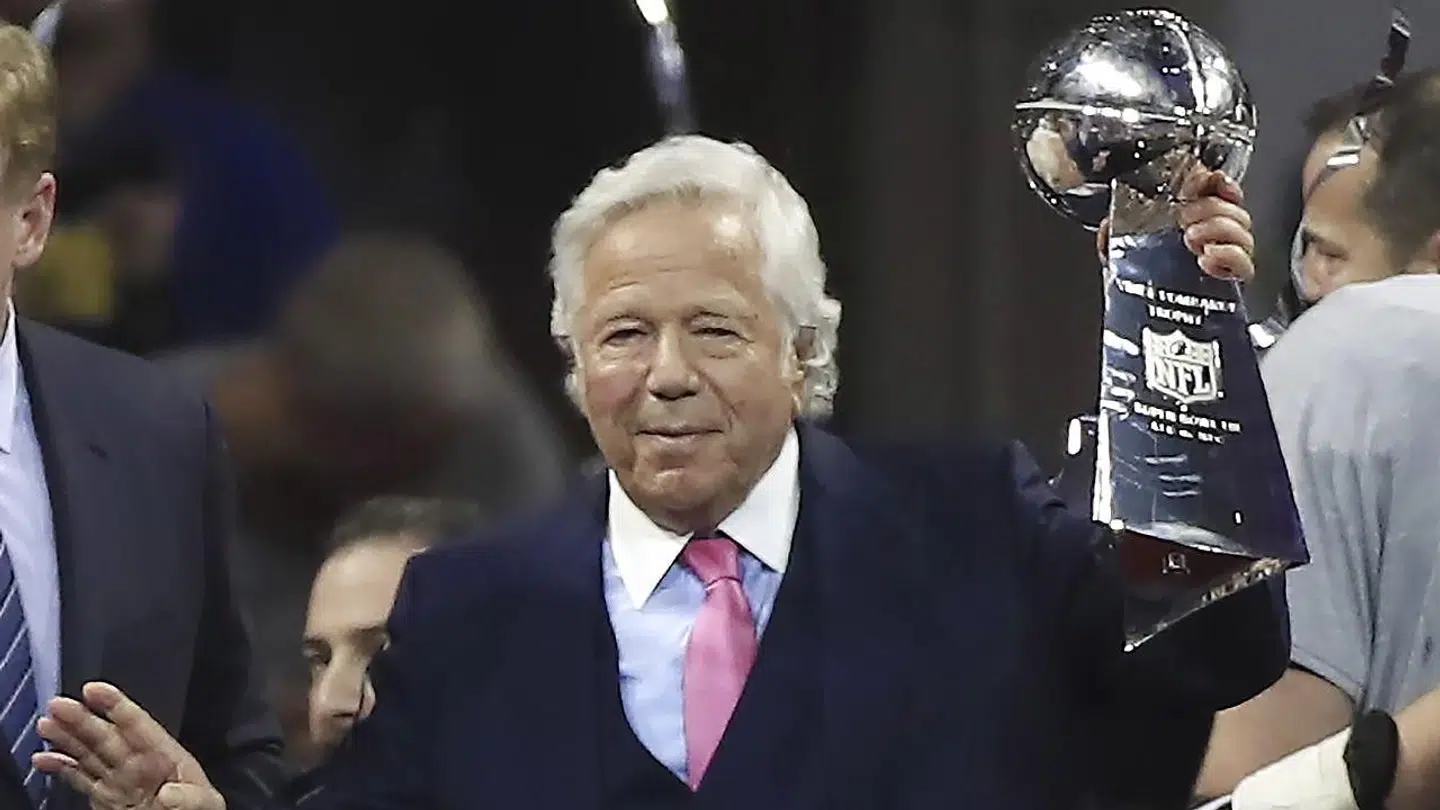 New Patriotsjeren Robert Kraft med vindertrofæet efter, at hans hold vandt Super Bowl. Nu er den stenrige og 77-årige klubejer anklaget for sexkøb til 100 dollar.