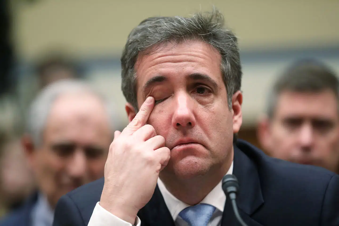 Michael Cohen - Trumps tidligere advokat gennem over ti år - var ved at græde ved afslutningen af hans høring i Kongressen, da udvalgsformanden Elijah Cummings i sine afsluttende kommentarer beskrev, hvor store konsekvenser det har for Cohens familie og børn, at han har forbrudt sig imod loven og nu skal tre år i fængsel.