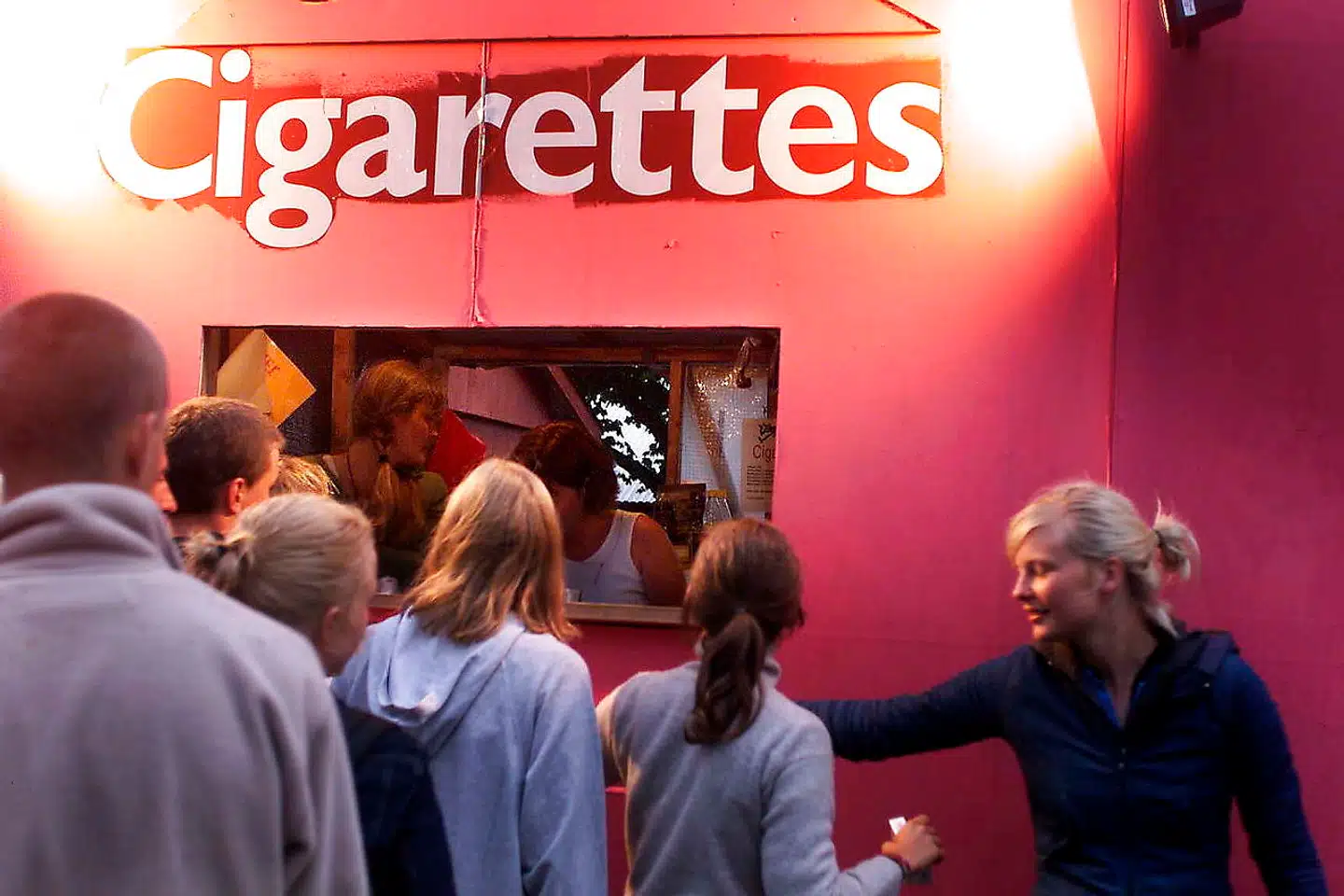 Man kommer til at kigge langt efter cigaretkiosker som denne både på Northside og Roskilde Festival. Billedet er fra Roskilde Festival i 1999.