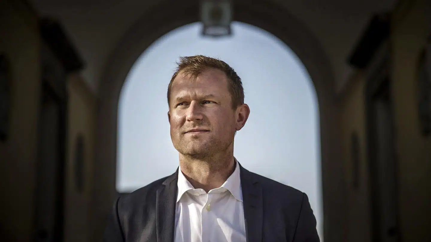 »Automatreaktionen er noget med, at kulturpolitik er noget med, at man udpeger nogle fagfolk, der giver noget støtte til noget kultur, sådan som man for eksempel gør det i Statens Kunstfond. Men sådan behøver det ikke være,« siger Carsten Topholt.