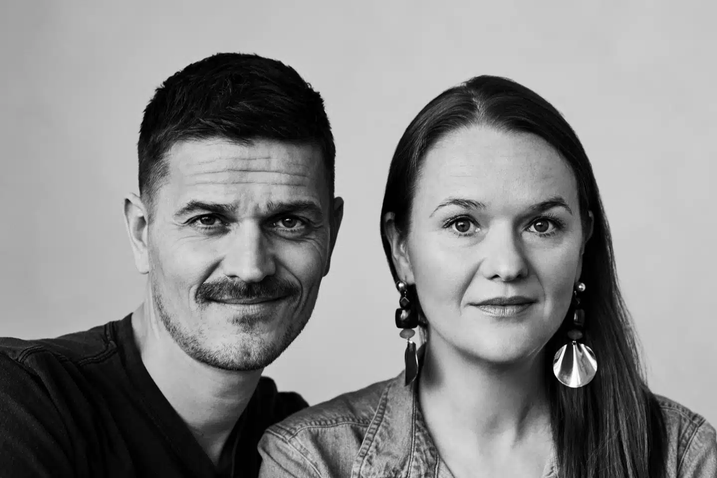 Emilie Ventujol er passioneret designer og har boet en årrække i Indien, hvorfor hendes kollektioner bærer præg af landets tekstiltraditioner kombineret med den nordiske sans for enkelhed, som hun er vokset op med. Rasmus Mogensen er modefotograf og bosat i Paris, hvor han fotograferer for internationale magasiner og brands, senest Vogue Thailand, ligesom han selvfølgelig også står bag alle Pierrot la Lunes stemningsfulde kampagner.