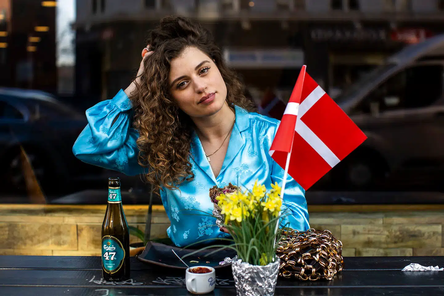 Multikultur for fuld udblæsning. Filiz Yasar, der er af markedonsk-tyrkisk afstamning, indtager sin frokost, en kebab og en 47er fra Carlsberg, omgivet af Dannebrog på Nørrebrogade i København.