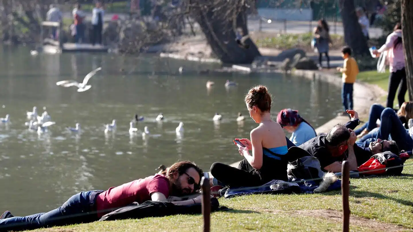 Næsten hele Vesteuropa er i disse dage ramt af helt usædvanligt varmt vejr for årstiden – her Parc des Buttes-Chaumont-parken i Paris.