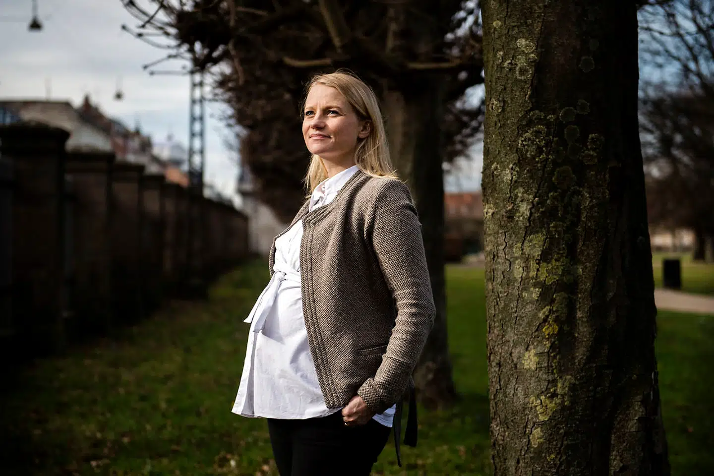 Julie Louise Knudsen blev for tre måneder siden forfremmet til director i Novozymes. Hun bryder sig ikke om særlige kvindeinitiativer for at få flere kvinder i ledelse. »Jeg har aldrig deltaget i et kvindearrangement, for det handler ikke om køn, men om at gøre sig bedst egnet til det job, man gerne vil have, og så gå efter det,« siger hun.