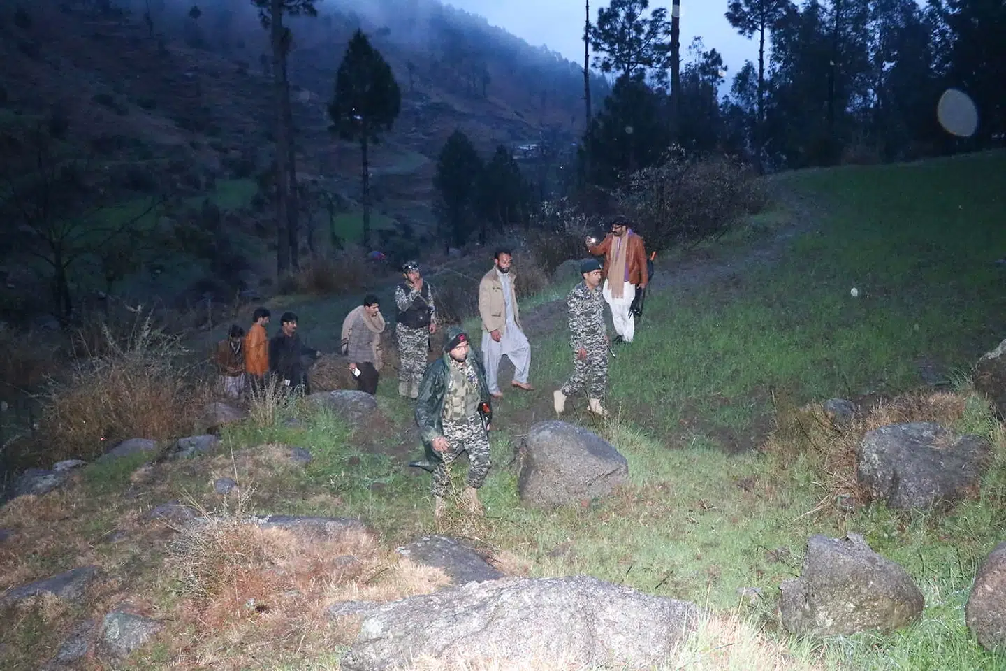 Pakistanske officerer viser journalister vej til det område nær byen Balakot, hvor det indiske luftangreb angiveligt ramte.