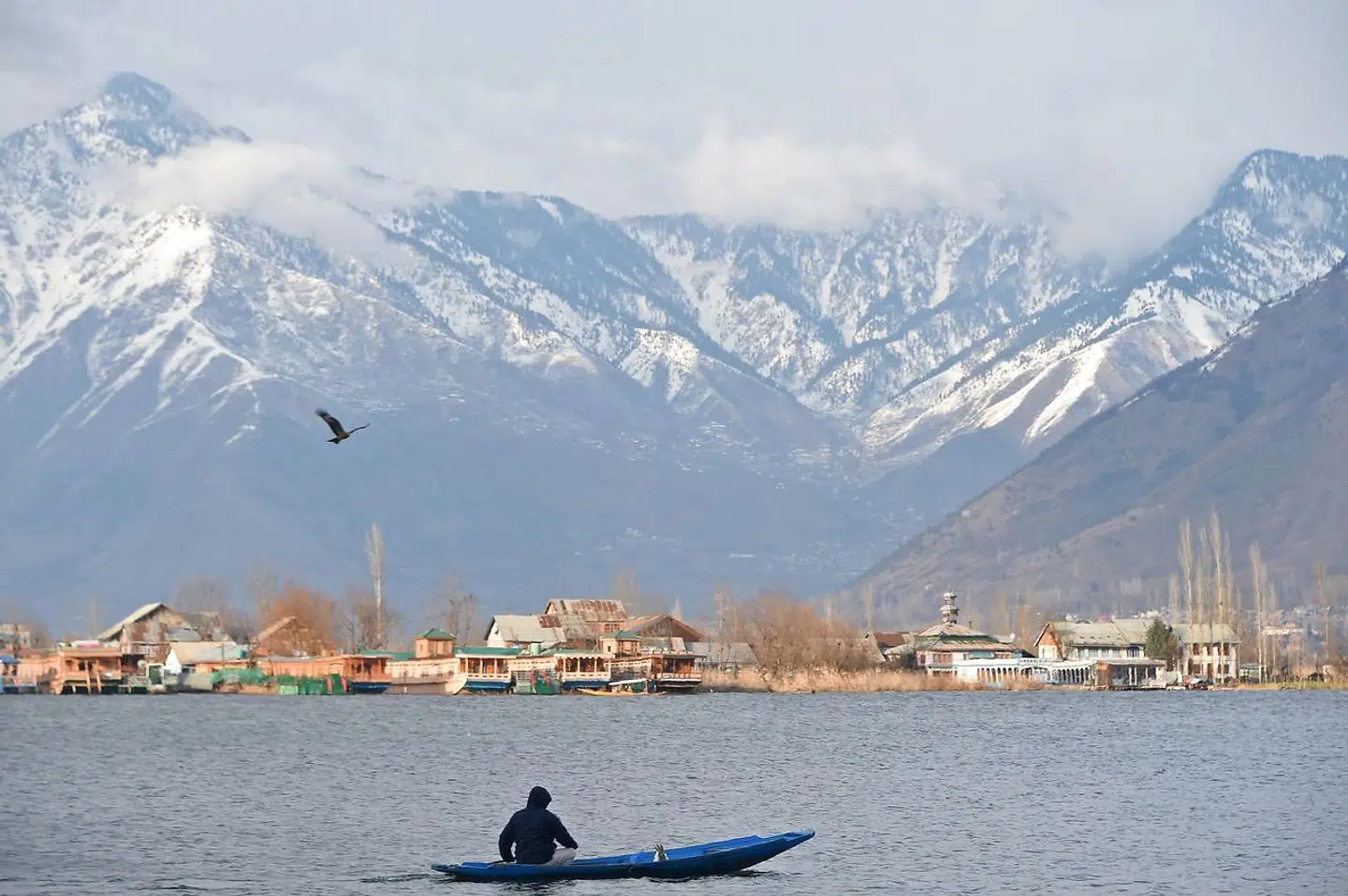 En mand padler på Dal-søen i Srinagar, indisk Kashmir. Den omstridte regionen er også et af de smukkeste områder i Himalaya.