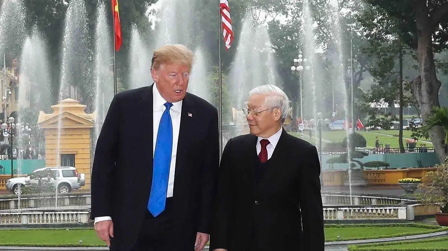 Donald Trump, der her spadserer med den vietnamesiske statsleder Nguyen Phu Trong, ser Vietnam som et forbillede for Nordkorea.