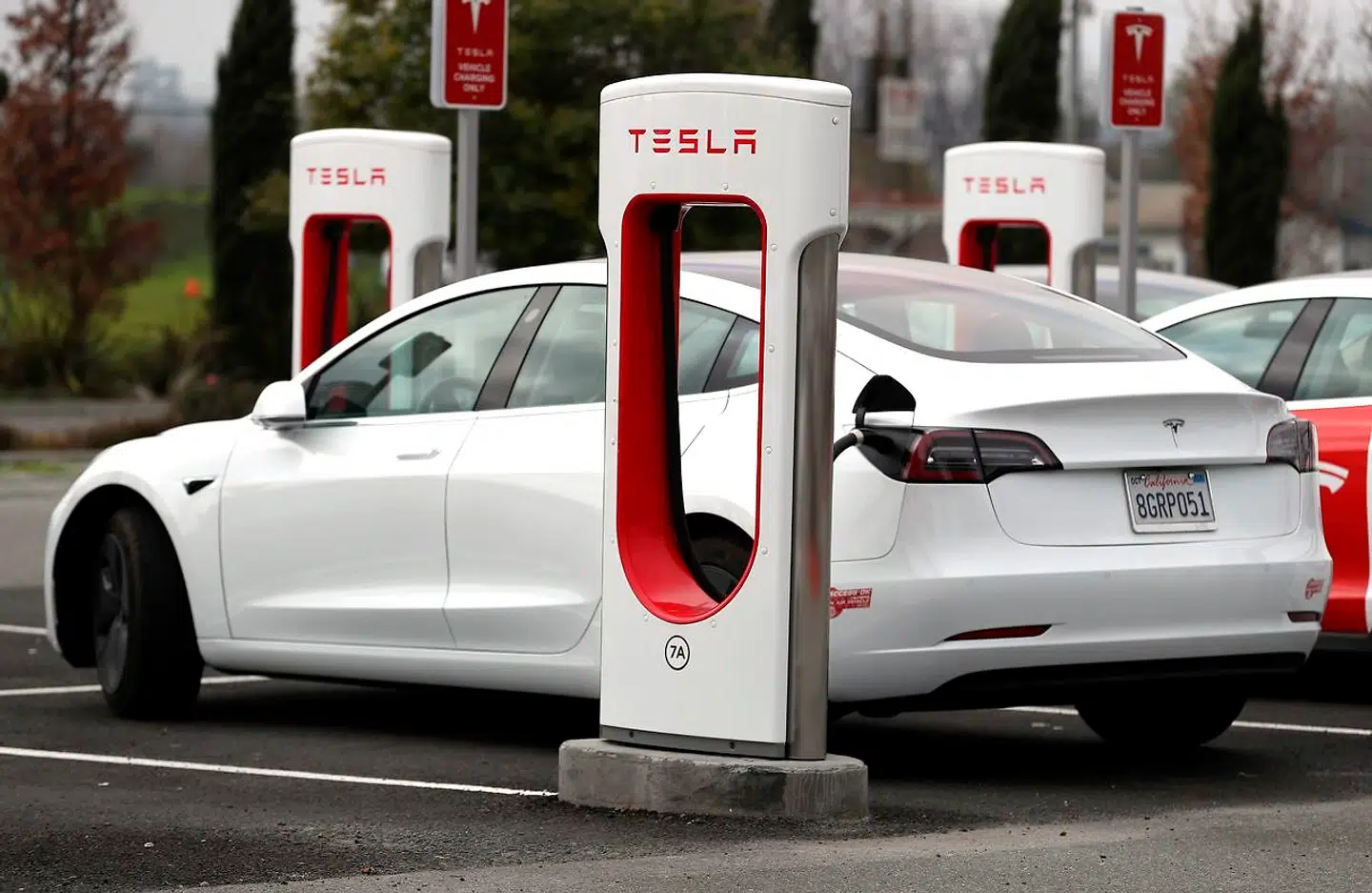 PETALUMA, CALIFORNIA - JANUARY 30: Tesla cars recharge at a Tesla Supercharger facility on January 30, 2019 in Petaluma, California. Tesla reported fourth quarter earnings of $1.93 per share that fell short of analyst expectations of $2.14 per share. Justin Sullivan/Getty Images/AFP == FOR NEWSPAPERS, INTERNET, TELCOS & TELEVISION USE ONLY ==