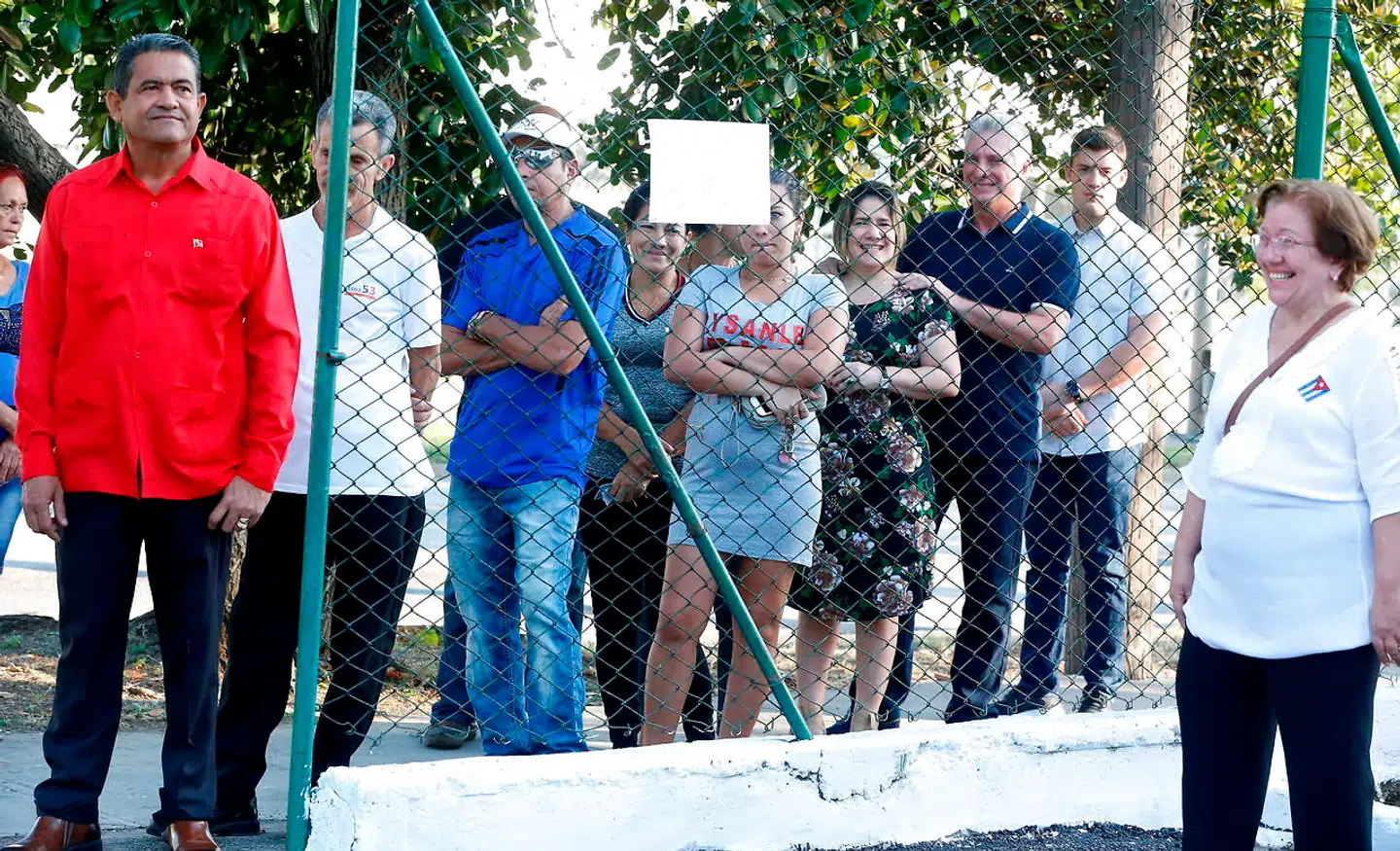 Cubas præsident, Miguel Díaz-Canel, og hans kone, Liz Cuestra, venter i køen for at stemme om forfatningsforslaget. Præsidenten står næstsidst med hænderne på sin kones skuldre.