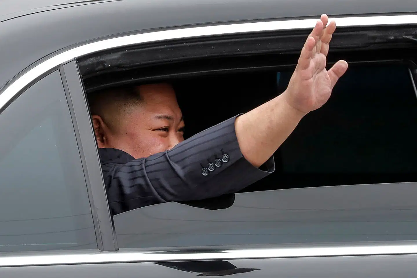Nordkoreas leder Kim Jong-un vinker til folk efter ankomsten med tog til Vietnam.