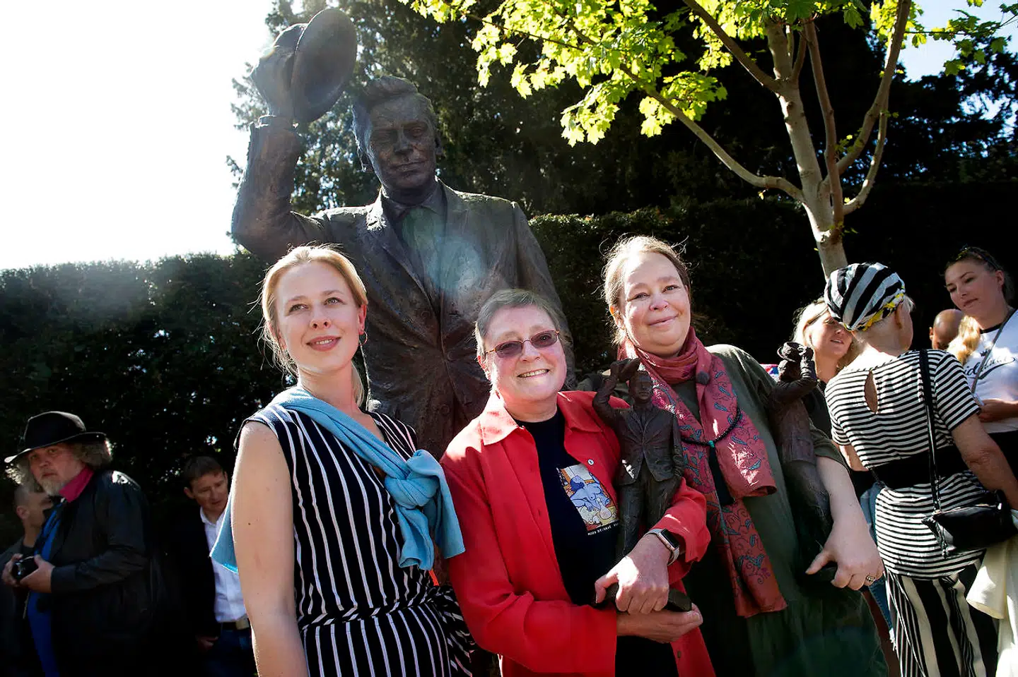 Mathilde Passer står her med sin moster Dorte og sin mor Josefine Passer ved siden af Dirch Passer-statuen, der blev afsløres foran Revymuseet på Frederiksberg sidste år. Dorte og Josefine var den kendte komikers eneste børn.
