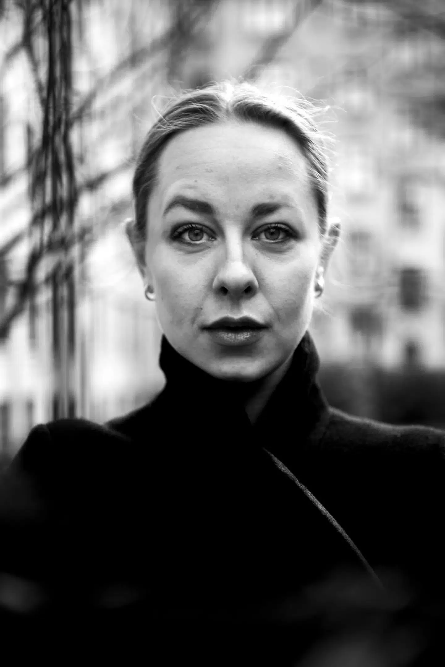 »Jeg kan godt se, at der var mange bekymrende voksne omkring, da jeg var barn, men du kan sagtens undvære strukturer, hvis der er kærlighed,« siger Mathilde Passer, der er vokset op med meget kreative rammer.