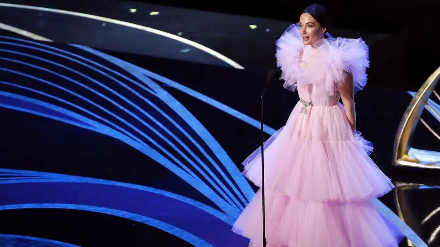 Country-sangerinden Kacey Musgraves' tyl-kjole blev flere steder sammenlignet med en svamp. Men kjolen var nu ikke mere outreret end mange andre af nattens kreationer.