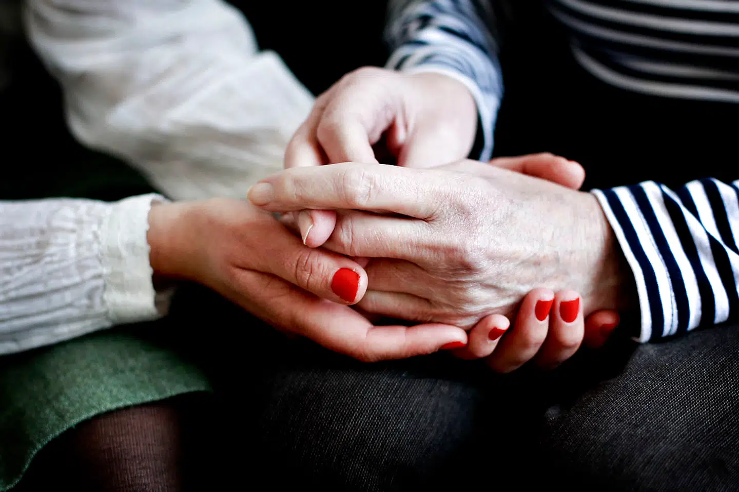 Sygdom rammer ofte også pårørende, når de bliver inddraget i de mange opgaver vedrørende plejen. Danske Patienter efterlyser en national plan for støtte til pårørende.