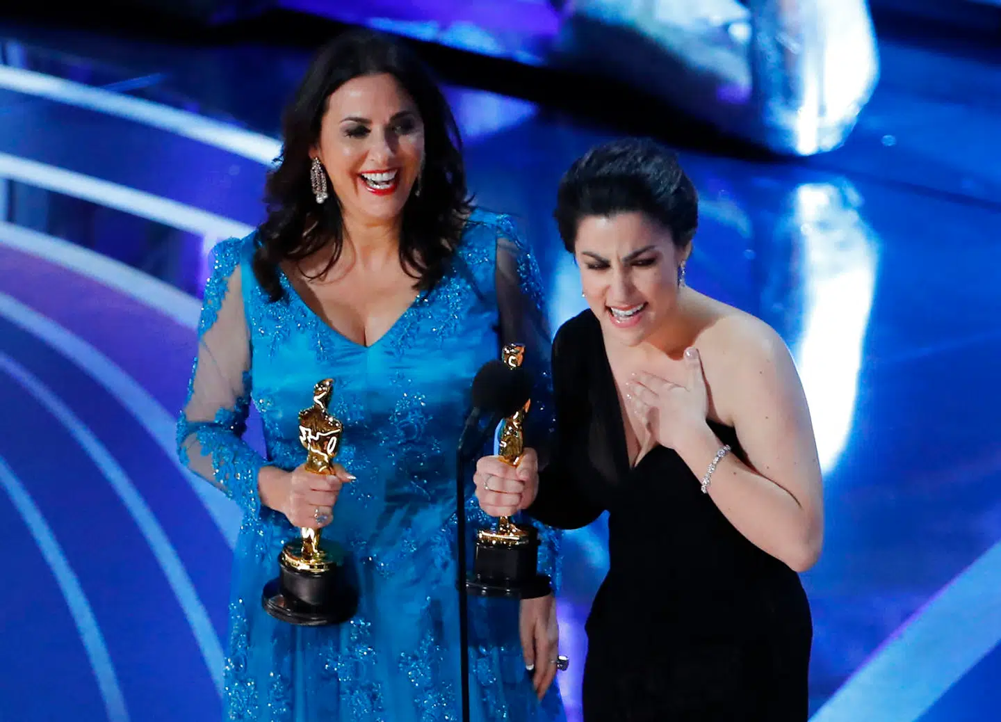 Rayka Zehtabchi og Melissa Berton holdt en meget grådlabil takketale, da de modtog priserne for den korte dokumentarfilm »Period. End Of Sentence«, der handler om en gruppe indiske kvinder, der nægter at lade deres liv styre af den kvindelige cyklus.