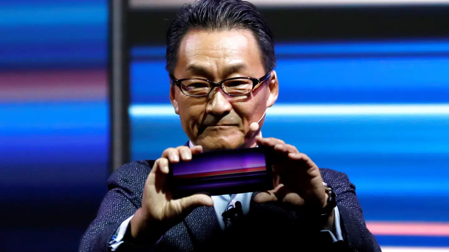 Sony Mobiles direktør, Mitsuya Kishida, viser den nye Xperia 1-toptelefon med den aflange skærm i 21:9-format. Foto: Rafael Marchante, Reuters/Ritzau Scanpix