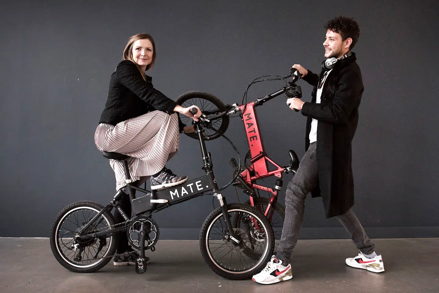 Søskendeparret Christian Adel Michael, og Julie Kronstrøm Carton med deres sammenfoldelige el-cykle, Mate. I efteråret rejste de knap 90 mio. kr. i crowdfunding.