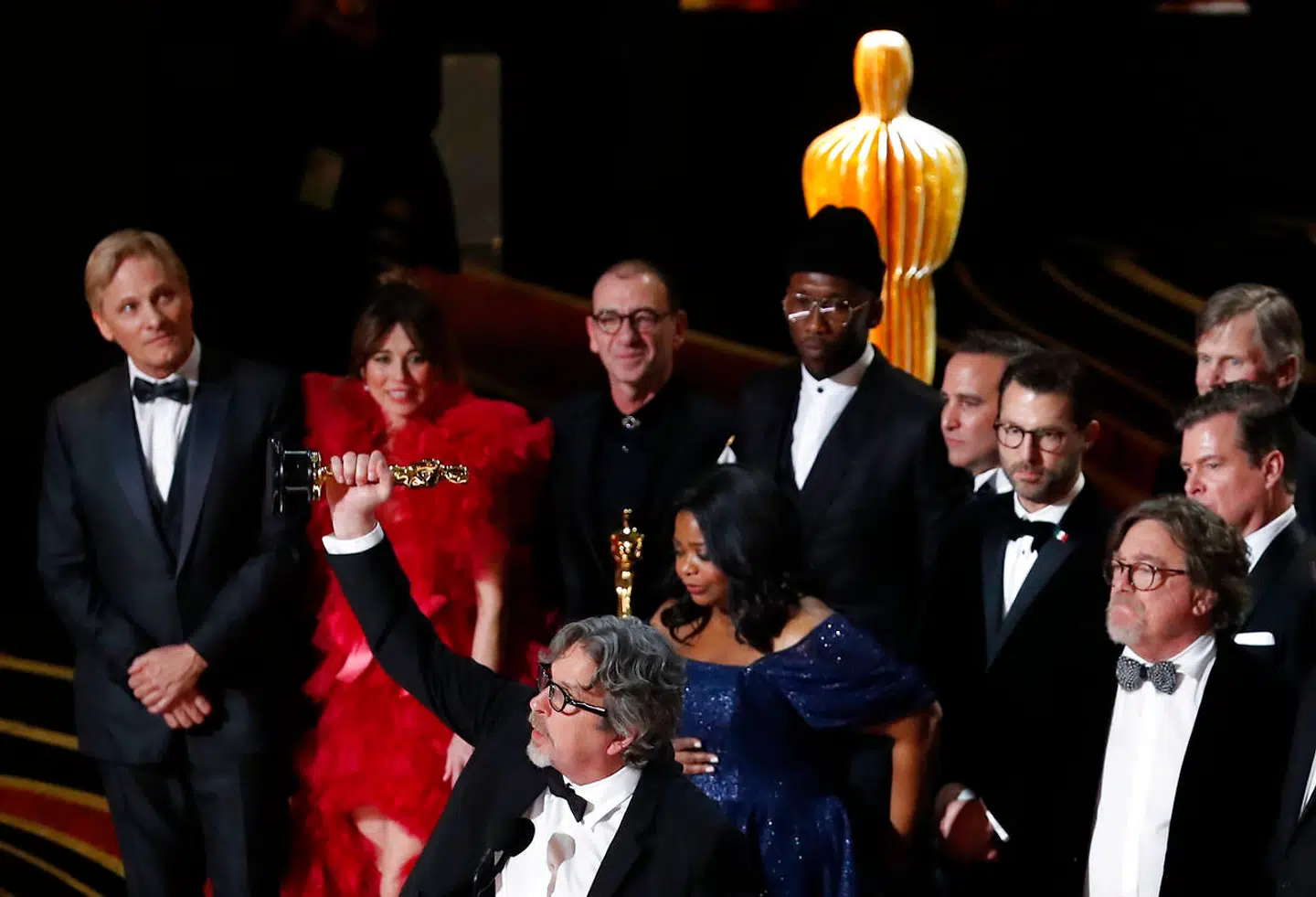 Holdet bag »Green Book« på scenen for at modtage prisen for årets bedste film. Det er instruktør Peter Farrelly med Oscar'en i sin udstrakte arm, mens Viggo Mortensen ses helt til venstre.