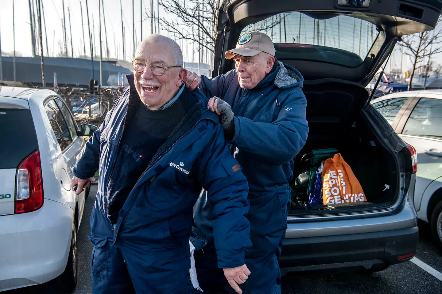 Det tager sin tid og koster sved og anstrengelser at komme i Harboøre-habitterne, som de to inkarnerede lystfiskere Uffe Ellemann-Jensen og Kjeld Hillingsø kalder de blå heldragter. Men humøret er højt.