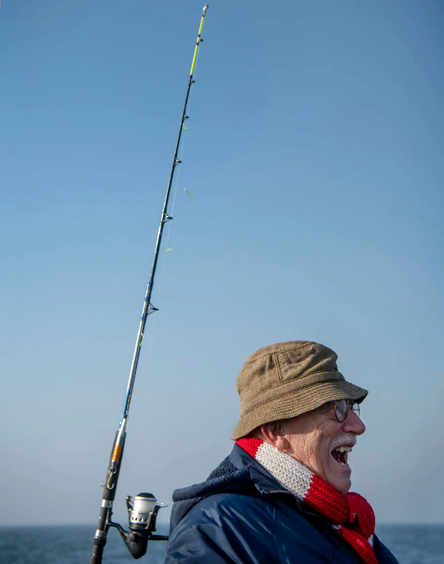 Uffe Ellemann-Jensen har fisket siden barndommen, og han holder stadig af at fiske ved en stille jysk å eller tage jollen ud på Øresund for at fange hornfisk sammen med børnebørnene.
