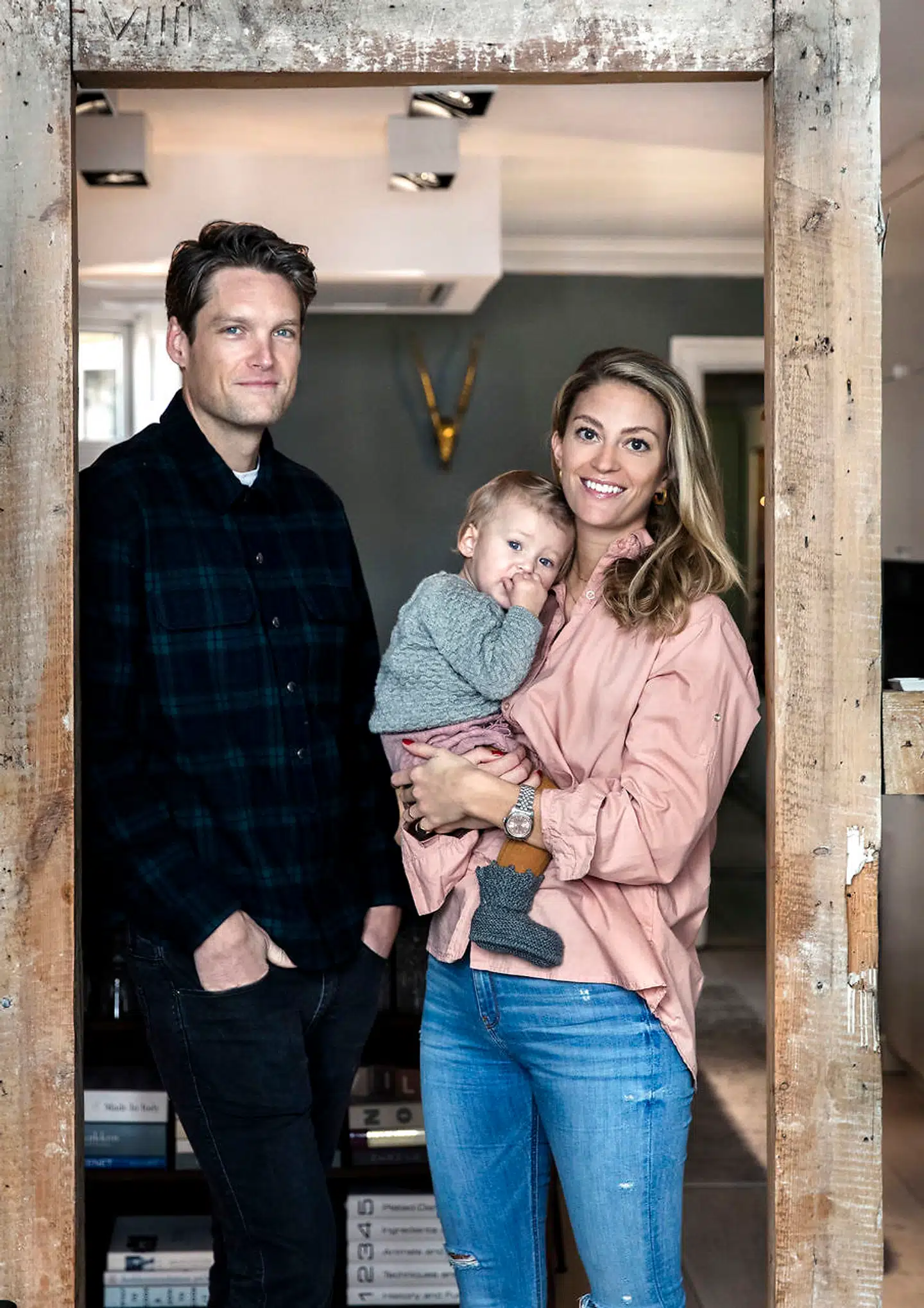 Camilla Wikke Wahlstrøm, produktionsleder på tv-produktionsselskabet Snowman, Instagram @c.wikke. Julius Heslet, medejer af kosttilskudsvirksomheden Puori, Instagram @puorilife, og deres datter, Vilja Wikke Heslet på 1 år. Bor i en herskabslejlighed i Store Kongensgade på 170 kvadratmeter.